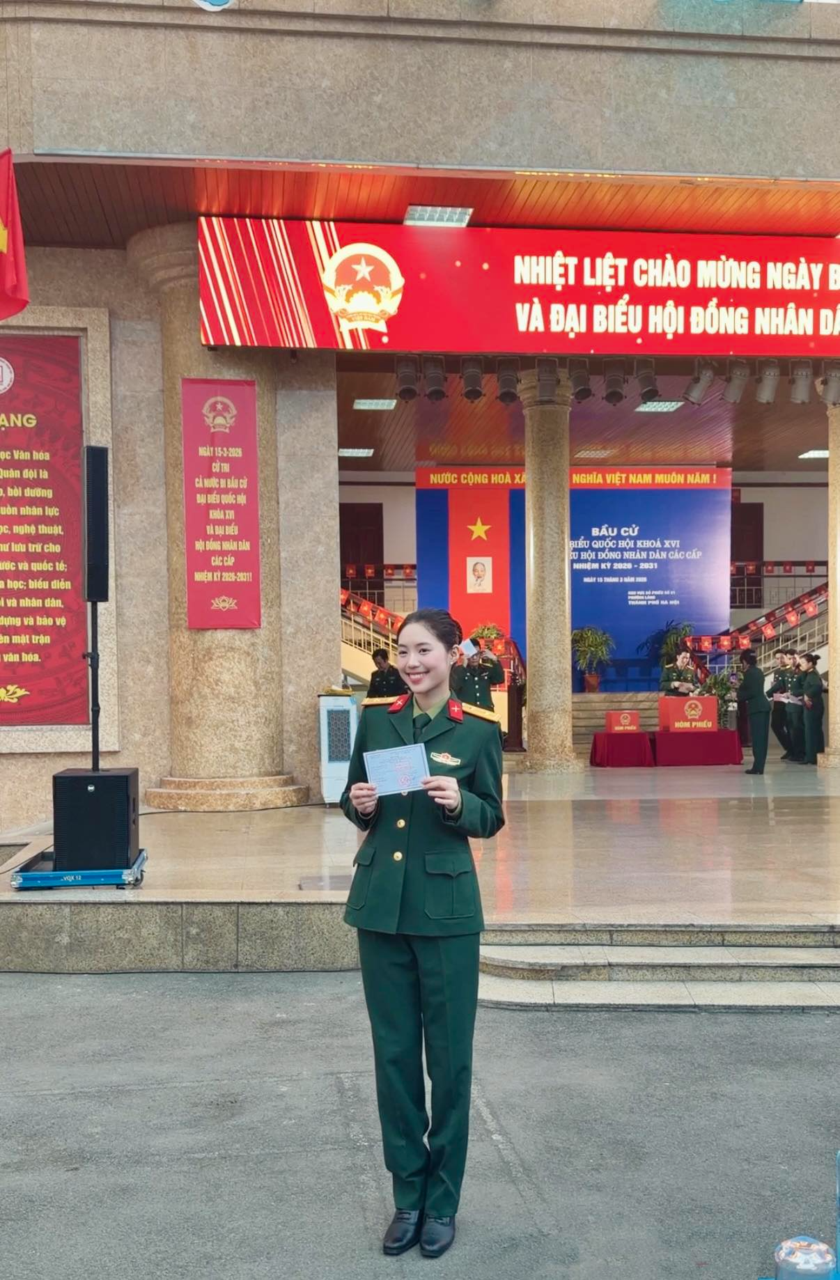 Mỹ nh&acirc;n mang qu&acirc;n h&agrave;m Trung &uacute;y, con g&aacute;i Nghệ sĩ Ưu t&uacute; v&agrave; d&agrave;n KOL tham gia bầu cử: Rộn r&agrave;ng ng&agrave;y hội non s&ocirc;ng!- Ảnh 2.