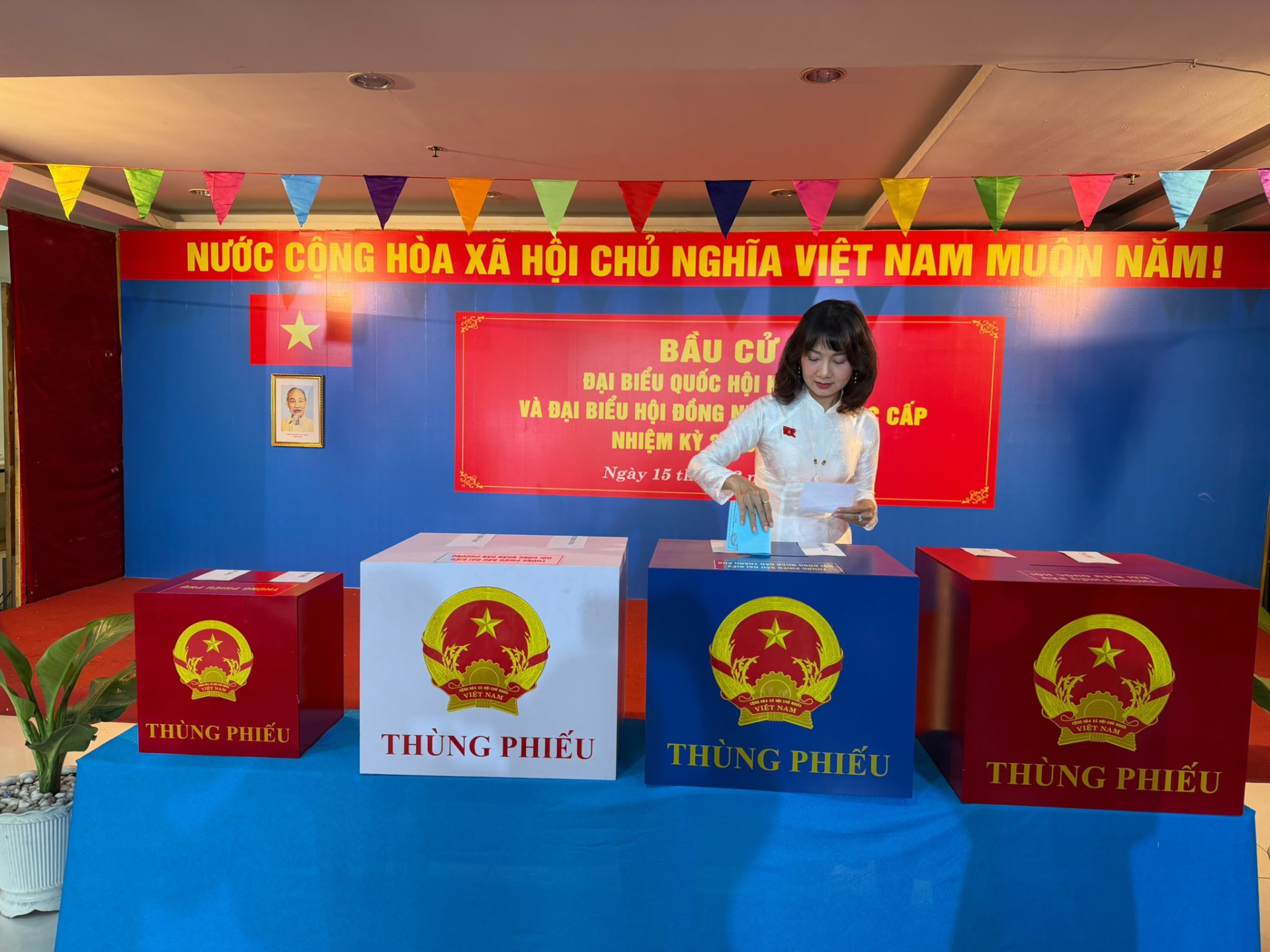 D&agrave;n nghệ sĩ Việt tự h&agrave;o, rạng rỡ đi bầu cử s&aacute;ng nay!- Ảnh 10.