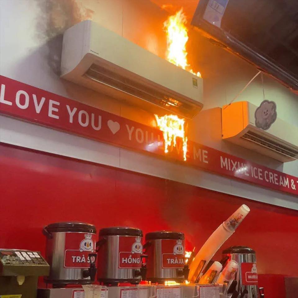 N&Oacute;NG: Ch&aacute;y lớn tại qu&aacute;n Mixue ở Quảng Ninh, lửa b&ugrave;ng dữ dội thi&ecirc;u rụi cửa h&agrave;ng khiến nhiều người hốt hoảng- Ảnh 3.