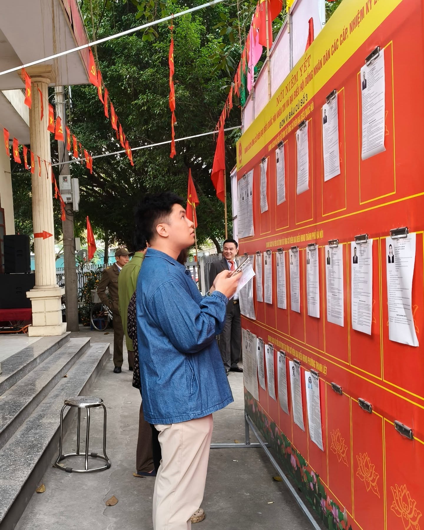 Mỹ nh&acirc;n mang qu&acirc;n h&agrave;m Trung &uacute;y, con g&aacute;i Nghệ sĩ Ưu t&uacute; v&agrave; d&agrave;n KOL tham gia bầu cử: Rộn r&agrave;ng ng&agrave;y hội non s&ocirc;ng!- Ảnh 13.