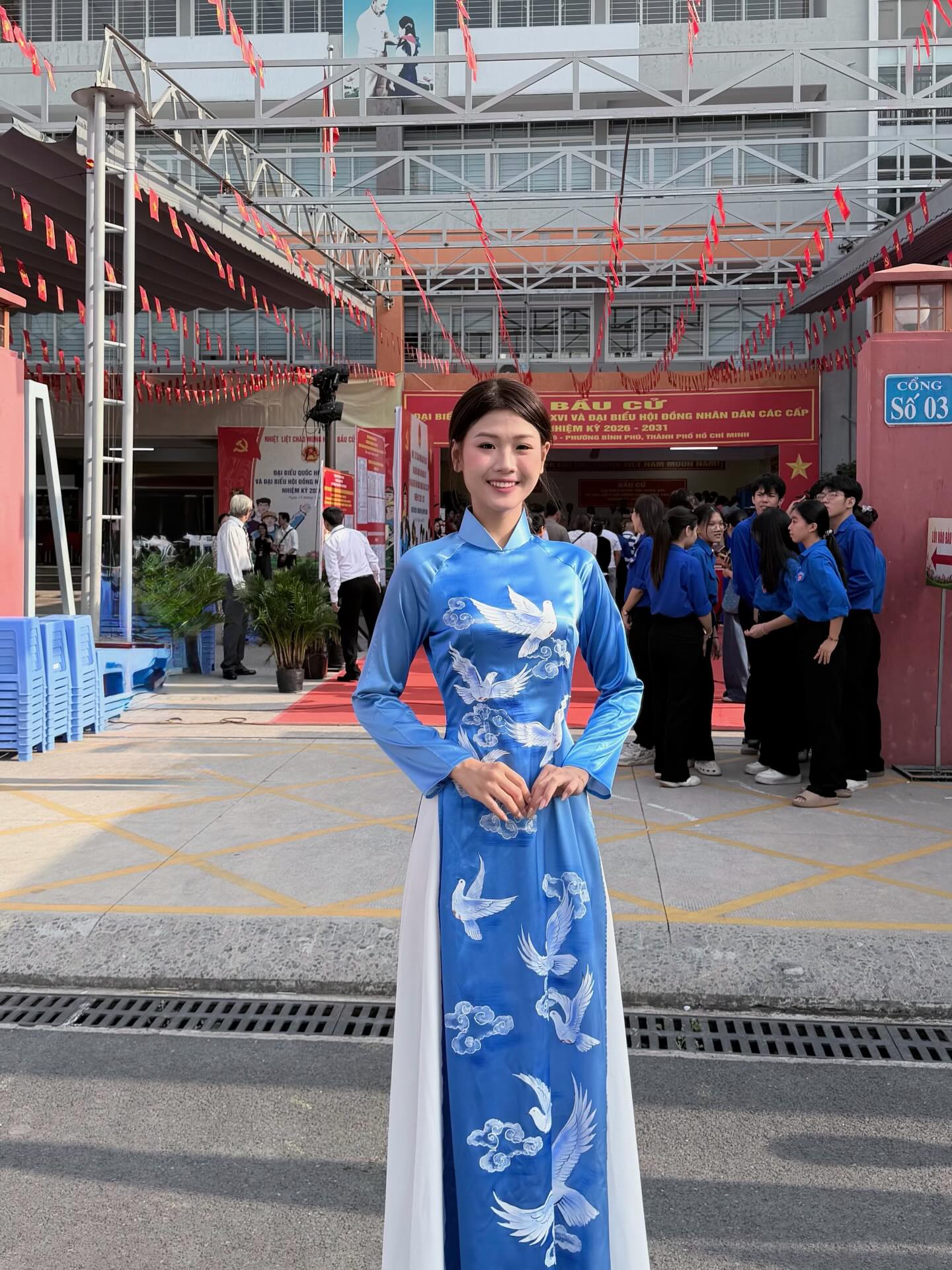 Mỹ nh&acirc;n mang qu&acirc;n h&agrave;m Trung &uacute;y, con g&aacute;i Nghệ sĩ Ưu t&uacute; v&agrave; d&agrave;n KOL tham gia bầu cử: Rộn r&agrave;ng ng&agrave;y hội non s&ocirc;ng!- Ảnh 14.