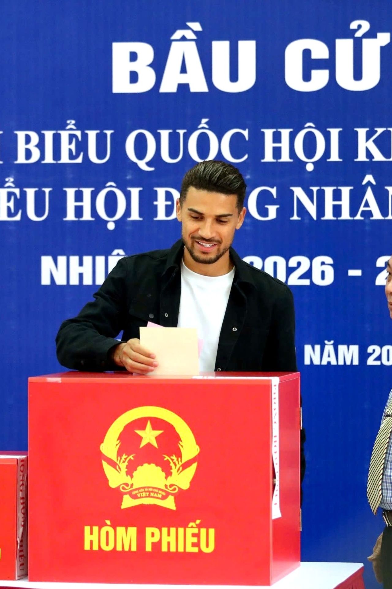 Cầu thủ nhập tịch Đỗ Hoàng Hên đi bầu cử: "Tôi rất vui và tự hào"- Ảnh 1. Cầu thủ nhập tịch Đỗ Hoàng Hên đi bầu cử: "Tôi rất vui và tự hào"- Ảnh 1.