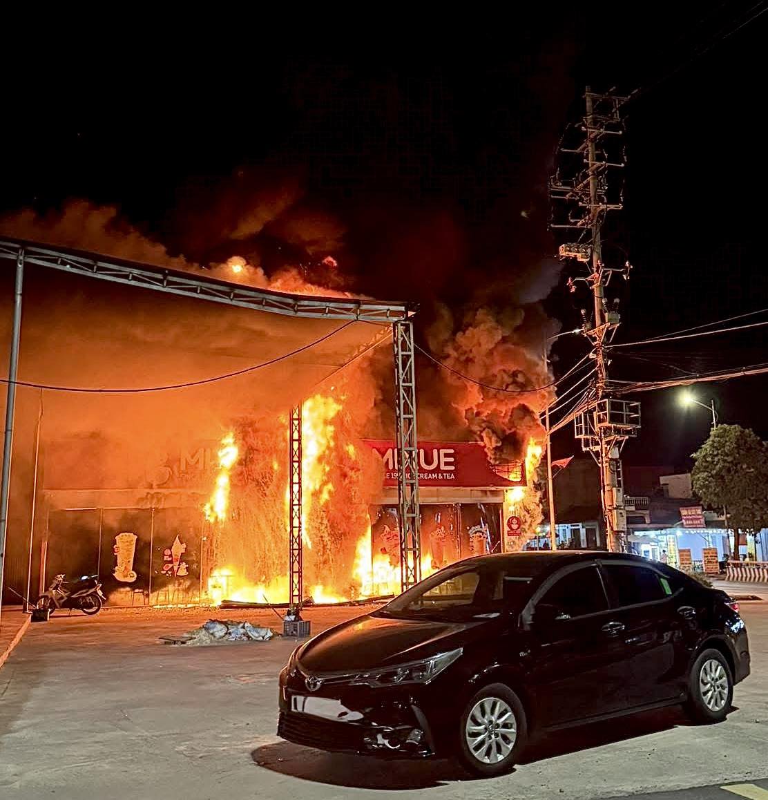 N&Oacute;NG: Ch&aacute;y lớn tại qu&aacute;n Mixue ở Quảng Ninh, lửa b&ugrave;ng dữ dội thi&ecirc;u rụi cửa h&agrave;ng khiến nhiều người hốt hoảng- Ảnh 2.