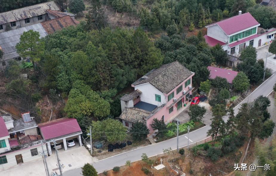 Người đàn ông 42 tuổi về quê xây nhà vườn 1.700m2 cho bố mẹ dưỡng già: “Tôi từng ngủ gầm cầu, nhặt rác mưu sinh”- Ảnh 1. Người đàn ông 42 tuổi về quê xây nhà vườn 1.700m2 cho bố mẹ dưỡng già: “Tôi từng ngủ gầm cầu, nhặt rác mưu sinh”- Ảnh 1.