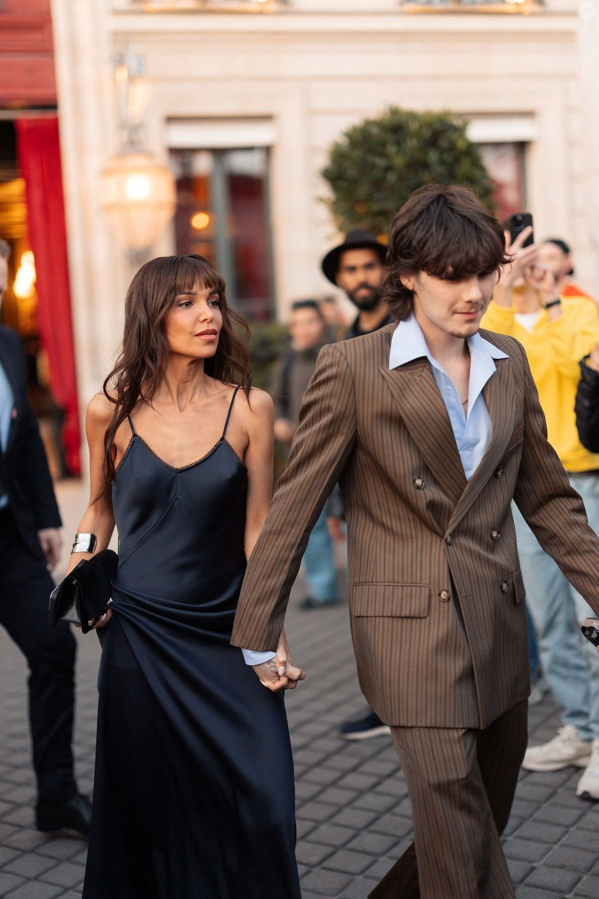 Hai d&acirc;u tương lai thay nhau nịnh nọt Victoria Beckham, n&oacute;i một c&acirc;u đụng chạm con d&acirc;u nh&agrave; gi&agrave;u khiến mẹ chồng "sĩ tới n&oacute;c"- Ảnh 7.