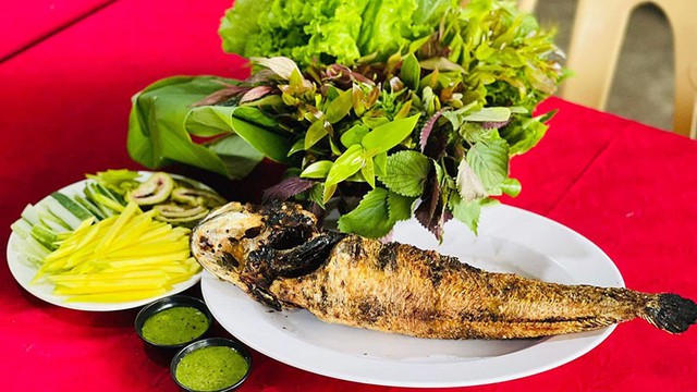 Đặc sản miền Trung "vừa đắng vừa ngọt", nướng bằng l&aacute; rừng, Chủ tịch tỉnh chia sẻ tr&ecirc;n Facebook- Ảnh 2.