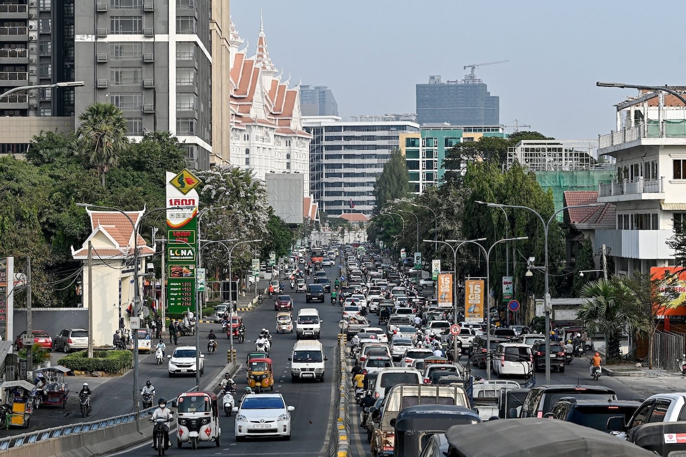 Thiếu hụt nhi&ecirc;n liệu trầm trọng, người d&acirc;n Campuchia chứng kiến &ldquo;c&uacute; sốc&rdquo; đầu ti&ecirc;n- Ảnh 1.