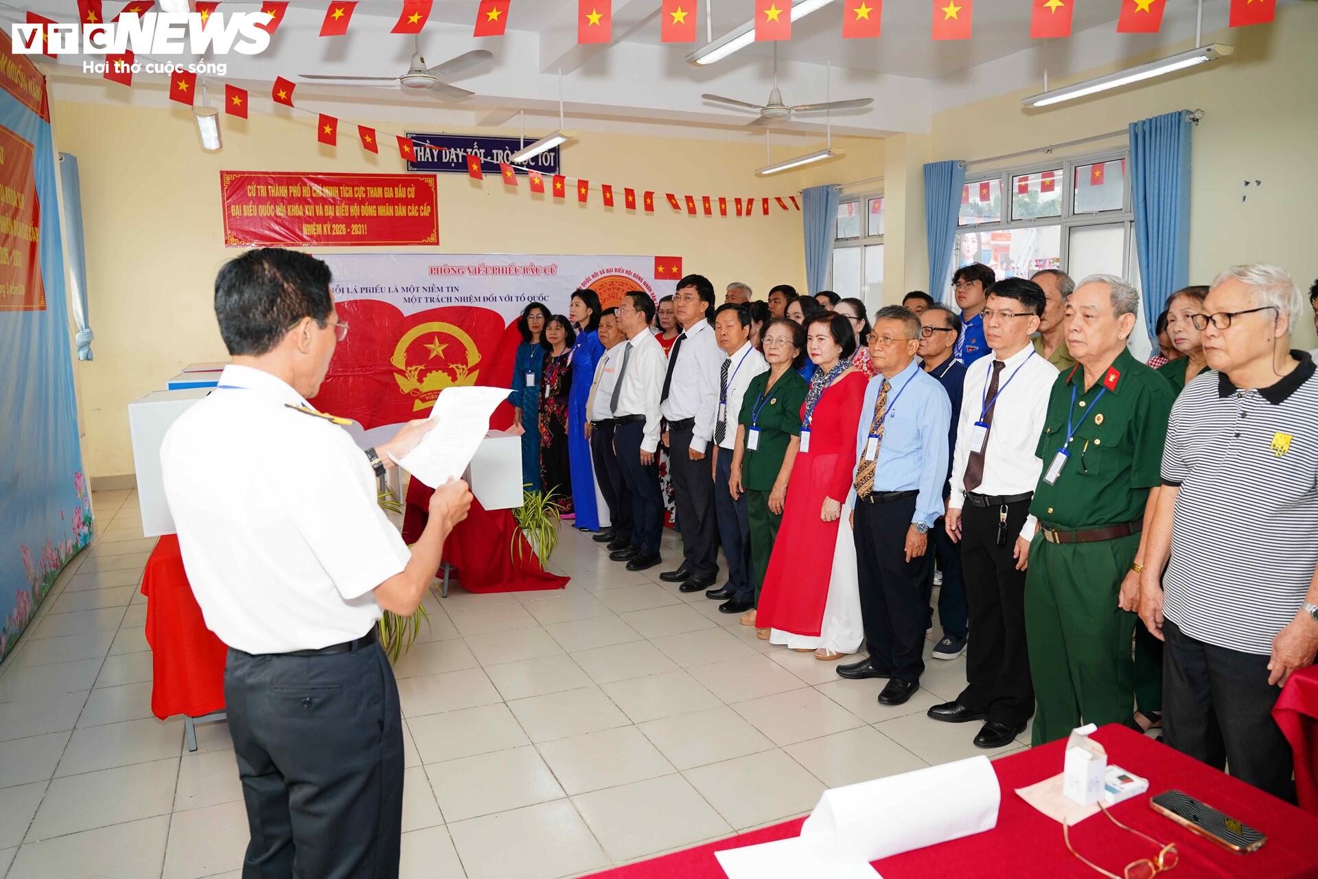 Huyền thoại t&igrave;nh b&aacute;o Tư Cang đi bỏ phiếu bầu cử ở tuổi 98- Ảnh 1.