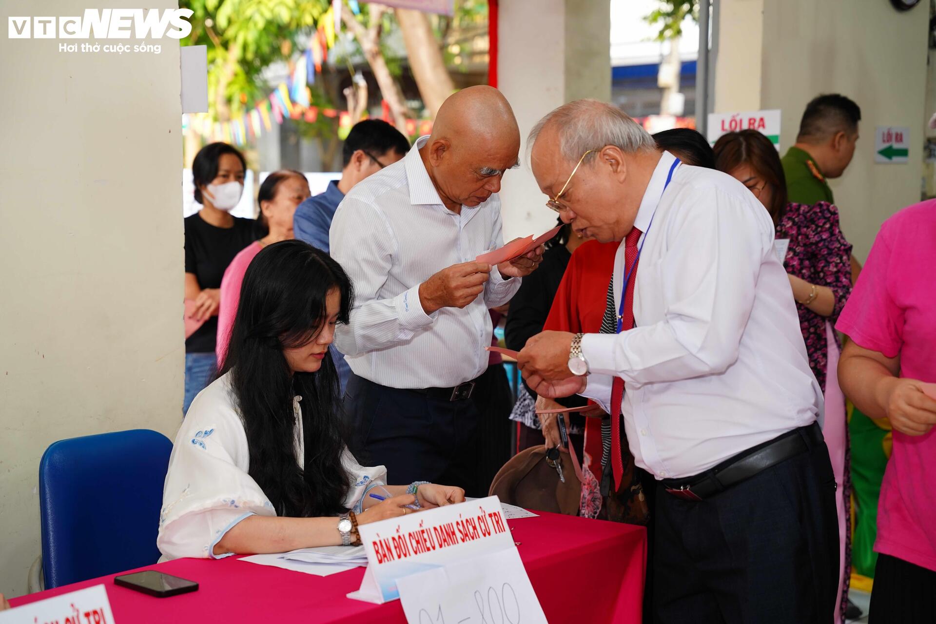 Huyền thoại t&igrave;nh b&aacute;o Tư Cang đi bỏ phiếu bầu cử ở tuổi 98- Ảnh 9.