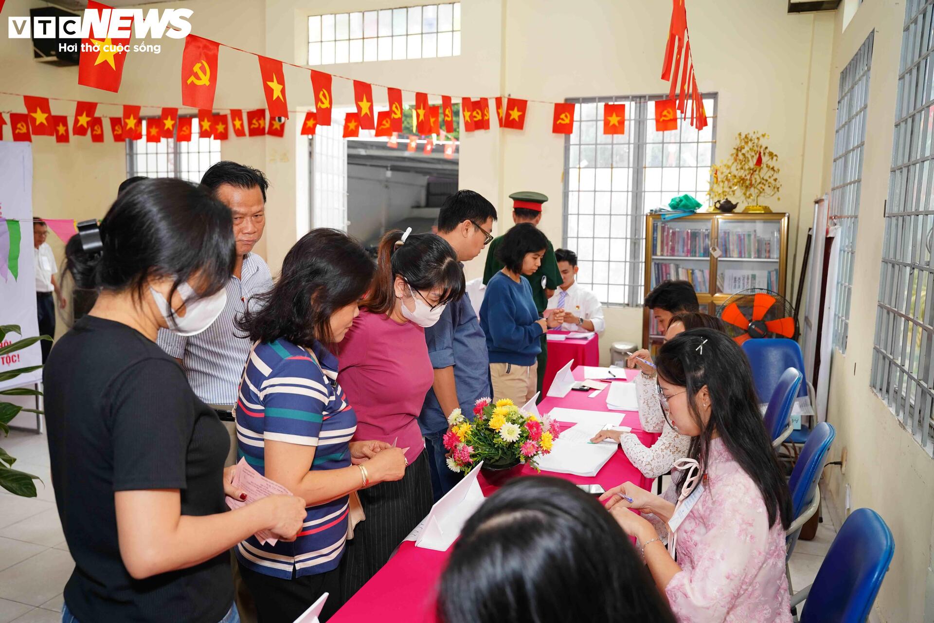 Huyền thoại t&igrave;nh b&aacute;o Tư Cang đi bỏ phiếu bầu cử ở tuổi 98- Ảnh 2.