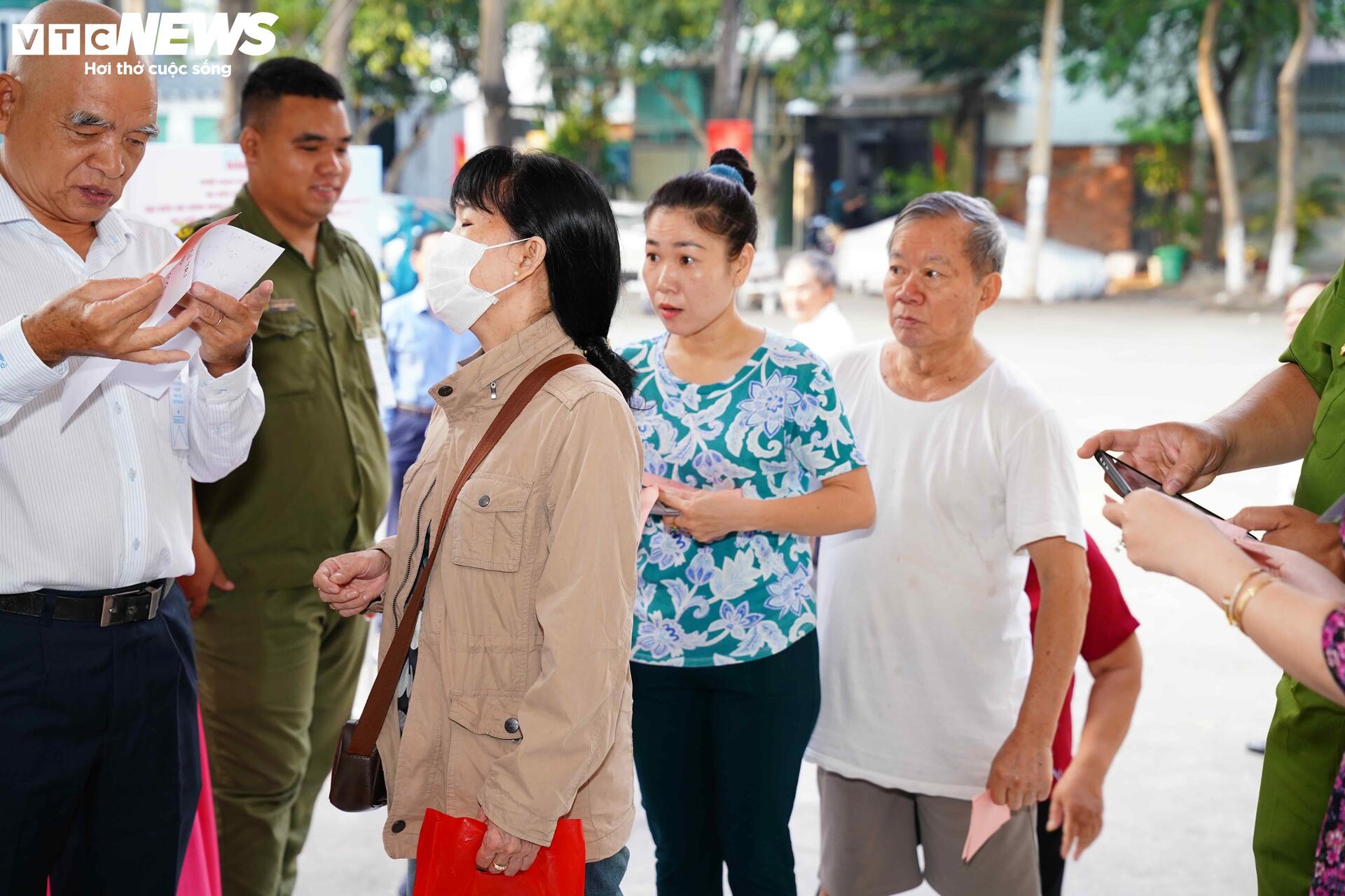 Huyền thoại t&igrave;nh b&aacute;o Tư Cang đi bỏ phiếu bầu cử ở tuổi 98- Ảnh 8.