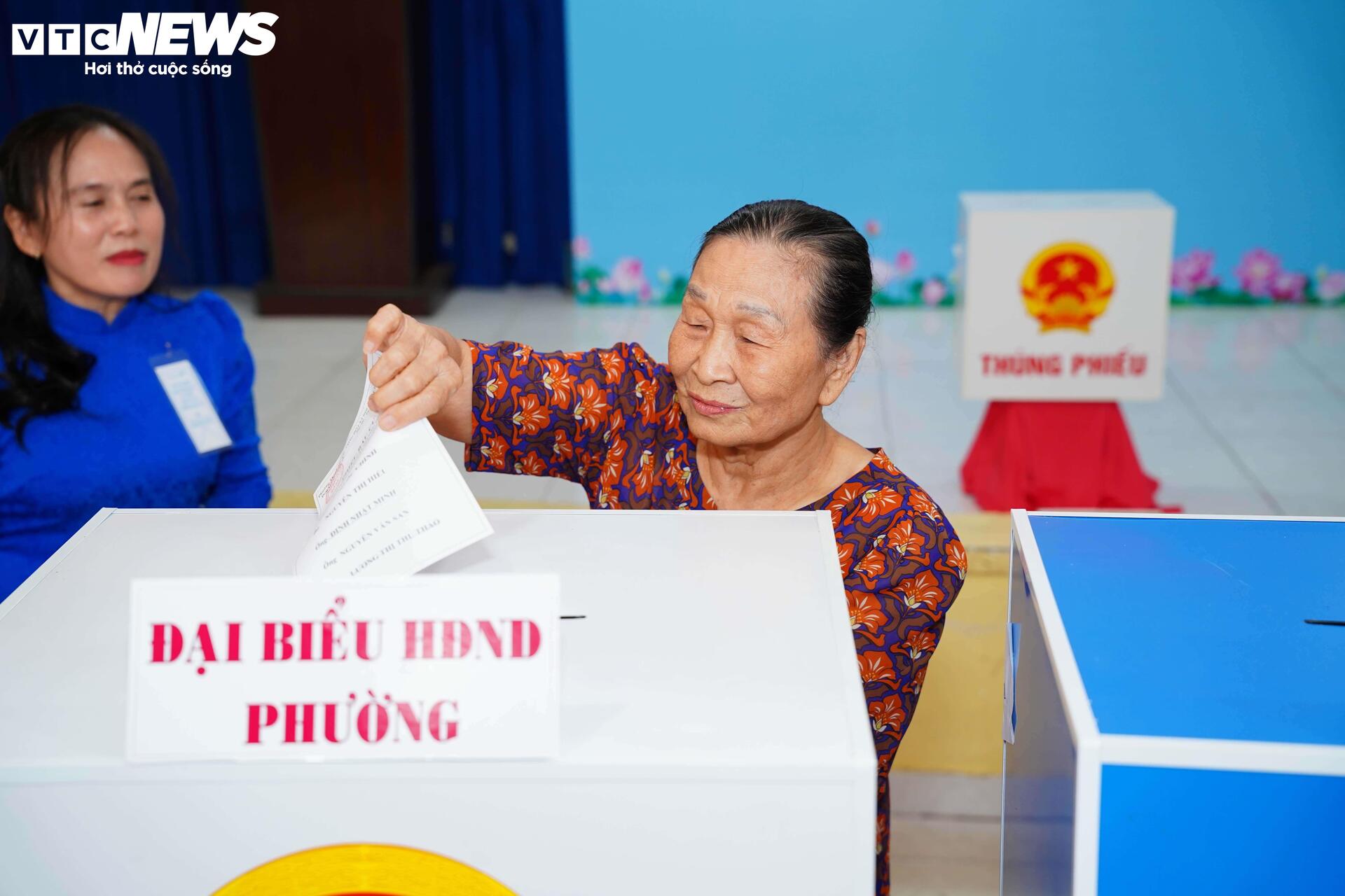 Huyền thoại t&igrave;nh b&aacute;o Tư Cang đi bỏ phiếu bầu cử ở tuổi 98- Ảnh 12.