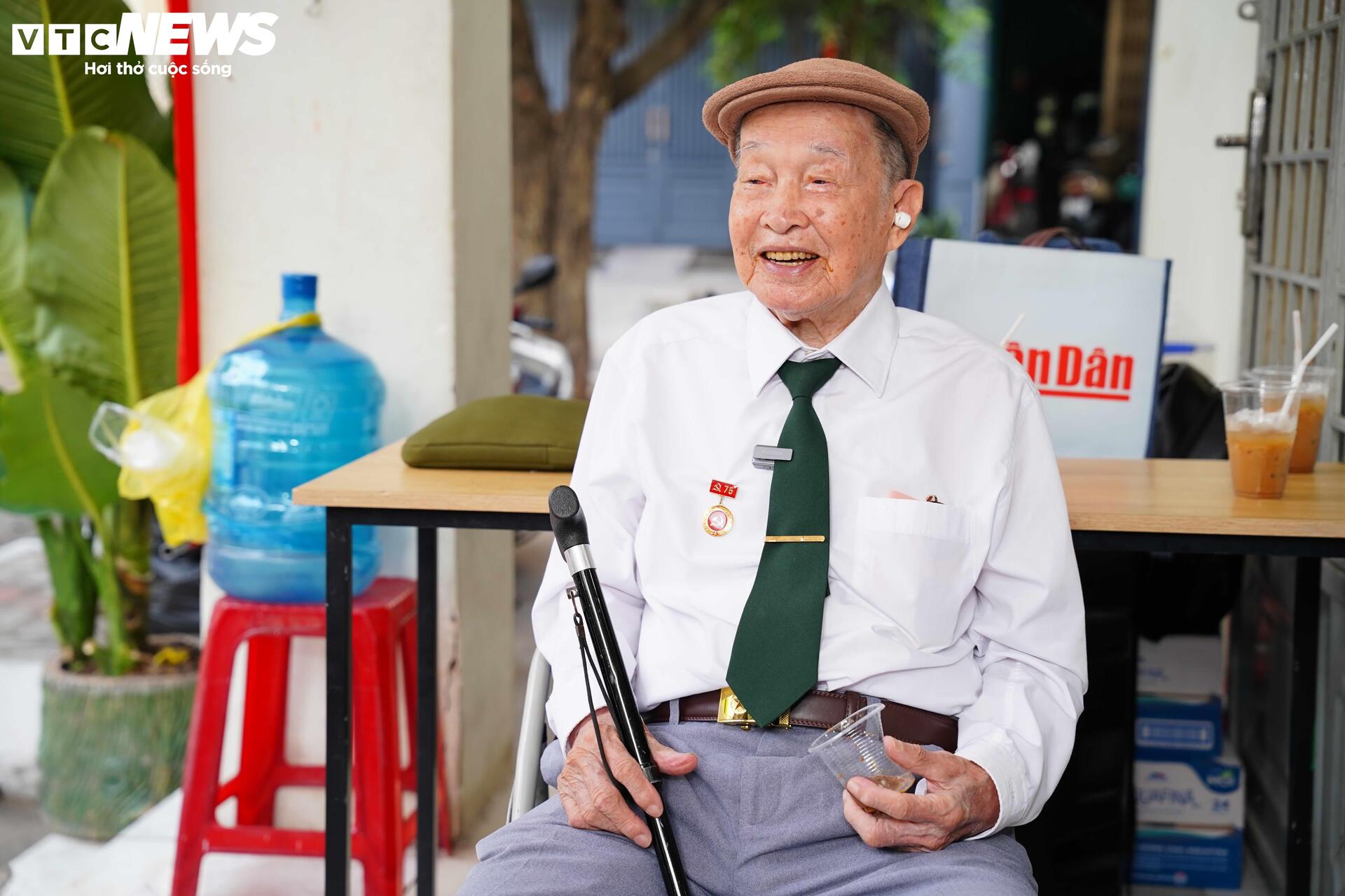 Huyền thoại t&igrave;nh b&aacute;o Tư Cang đi bỏ phiếu bầu cử ở tuổi 98- Ảnh 7.