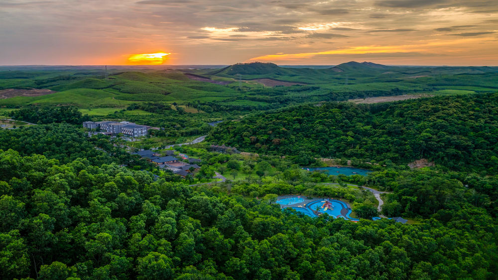 Việt Nam c&oacute; 1 nơi "n&oacute;ng" 105 độ C được x&aacute;c lập kỷ lục, người d&acirc;n mang trứng luộc ngay tại chỗ- Ảnh 1.