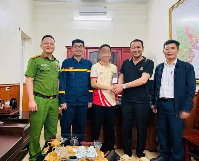 C&aacute;n bộ c&ocirc;ng an bất ngờ nhận được số t&agrave;i khoản lạ chuyển tới nửa tỉ đồng- Ảnh 1.