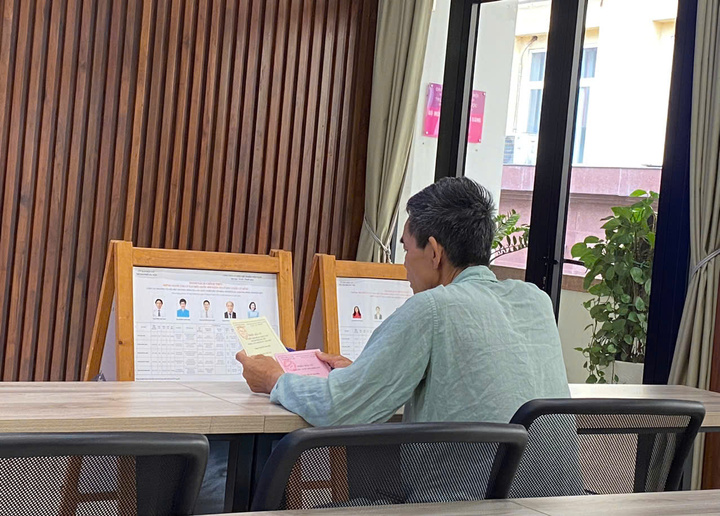 Bệnh nh&acirc;n vừa truyền h&oacute;a chất vừa bỏ phiếu bầu cử tại giường bệnh- Ảnh 1.