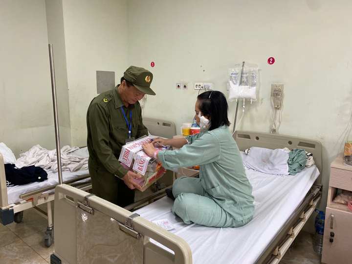 Bệnh nh&acirc;n vừa truyền h&oacute;a chất vừa bỏ phiếu bầu cử tại giường bệnh- Ảnh 4.