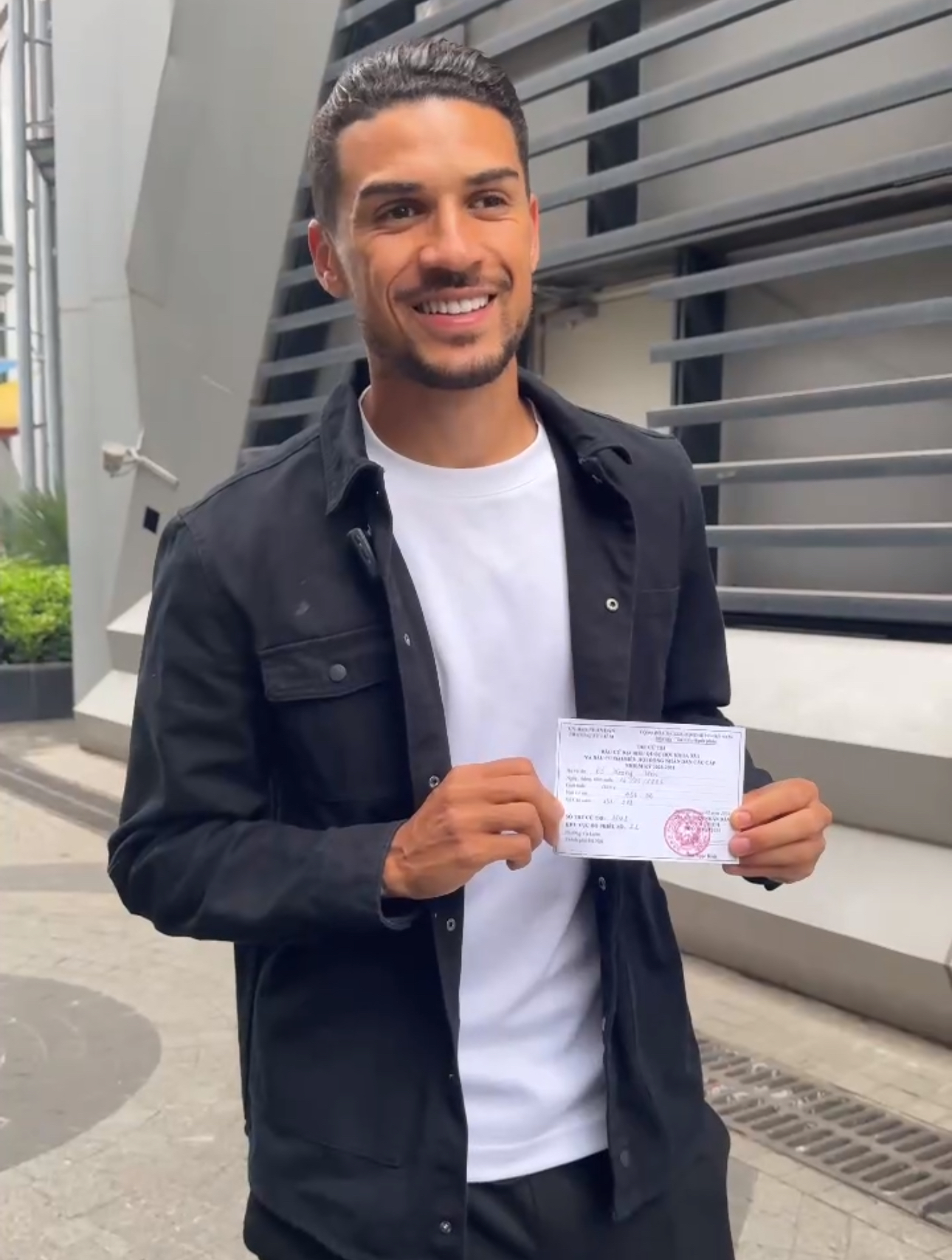 Cầu thủ nhập tịch Đỗ Hoàng Hên đi bầu cử: "Tôi rất vui và tự hào"- Ảnh 2. Cầu thủ nhập tịch Đỗ Hoàng Hên đi bầu cử: "Tôi rất vui và tự hào"- Ảnh 2.