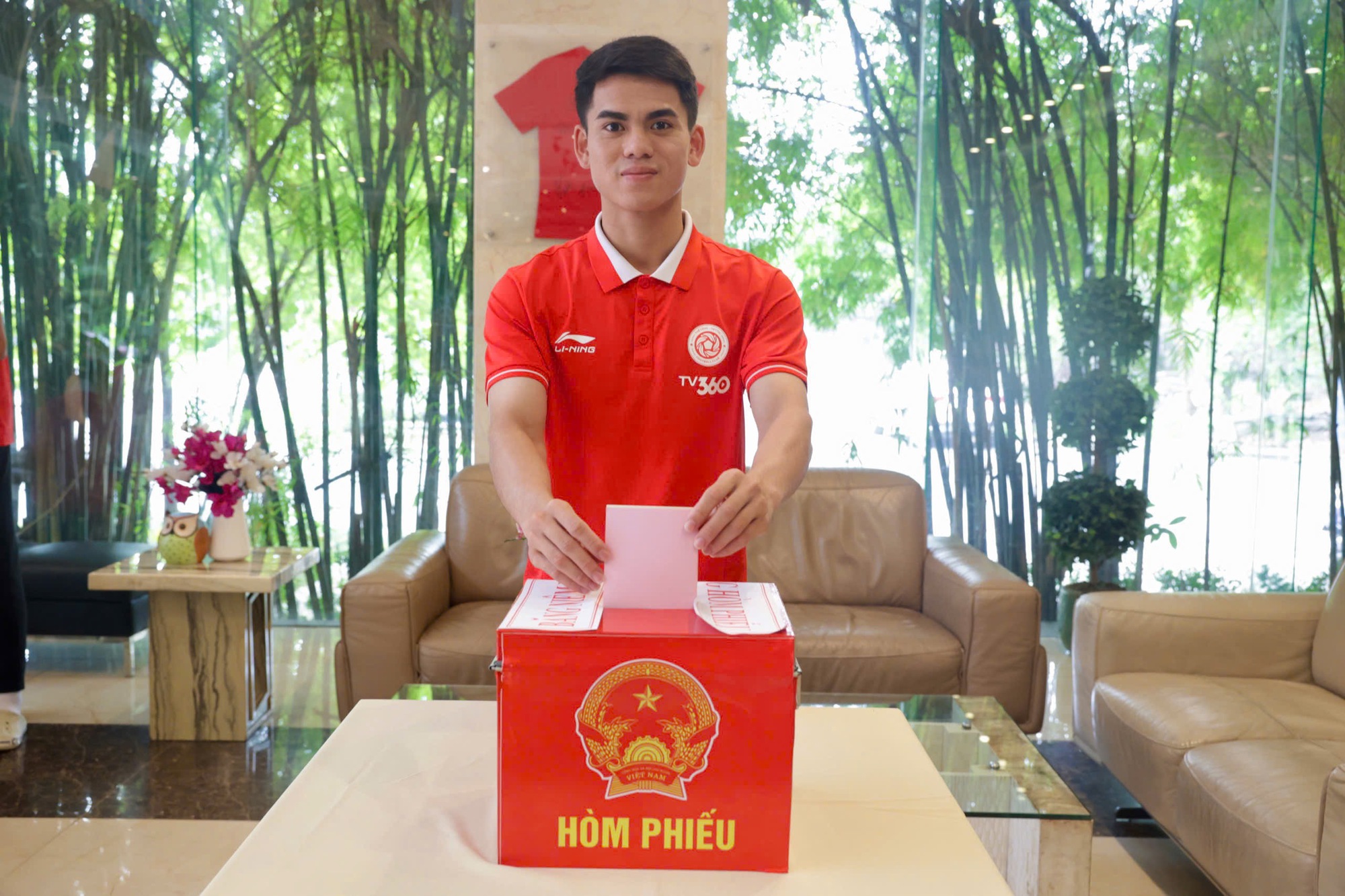 Công Phương lần đầu tiên đi bầu cử- Ảnh 3. Công Phương lần đầu tiên đi bầu cử- Ảnh 3.