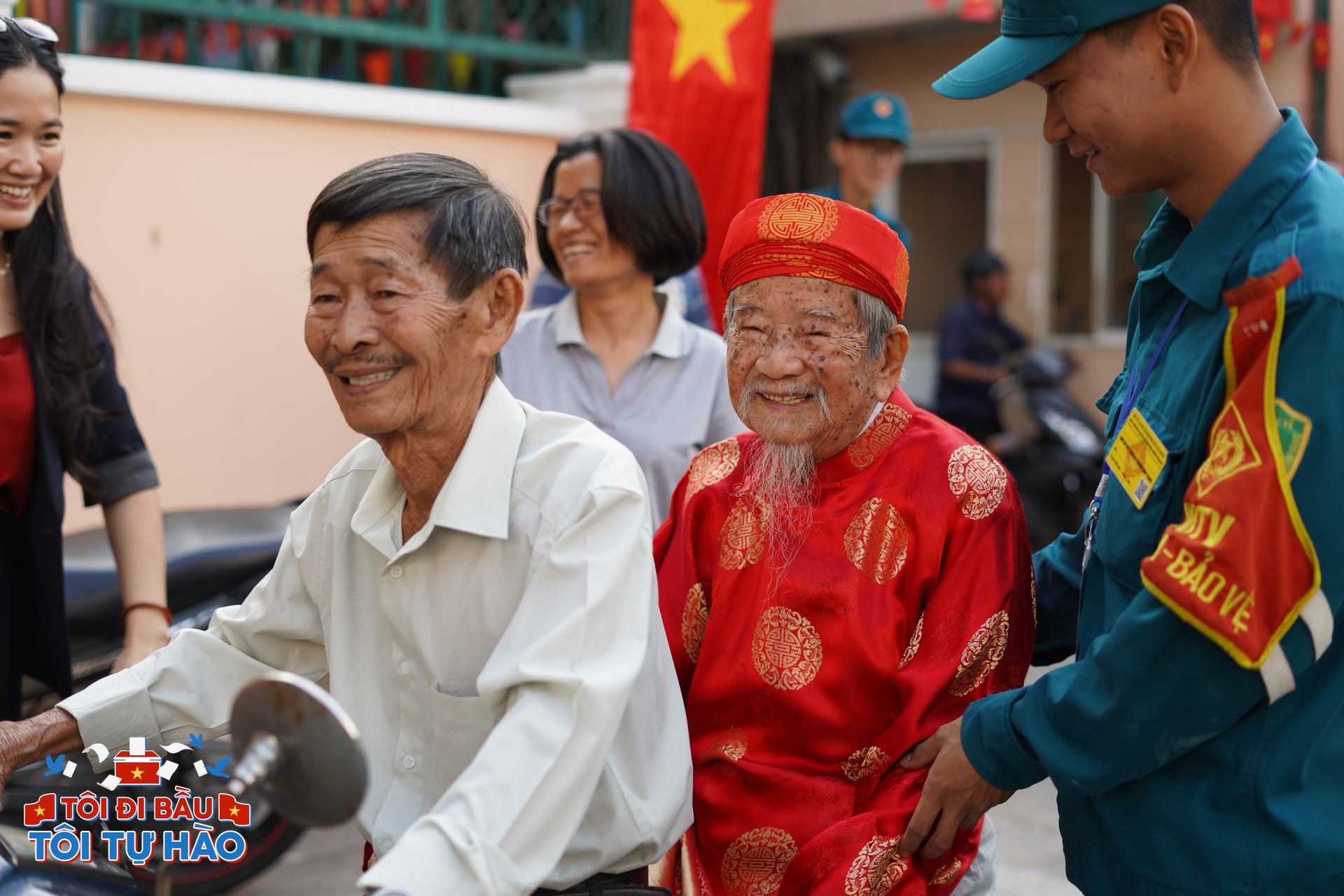 Những lá phiếu đi qua thế kỷ: "Tôi dậy từ 3 giờ sáng, lấy thẻ cử tri ra, vuốt lại cho phẳng"- Ảnh 2. Những lá phiếu đi qua thế kỷ: "Tôi dậy từ 3 giờ sáng, lấy thẻ cử tri ra, vuốt lại cho phẳng"- Ảnh 2.