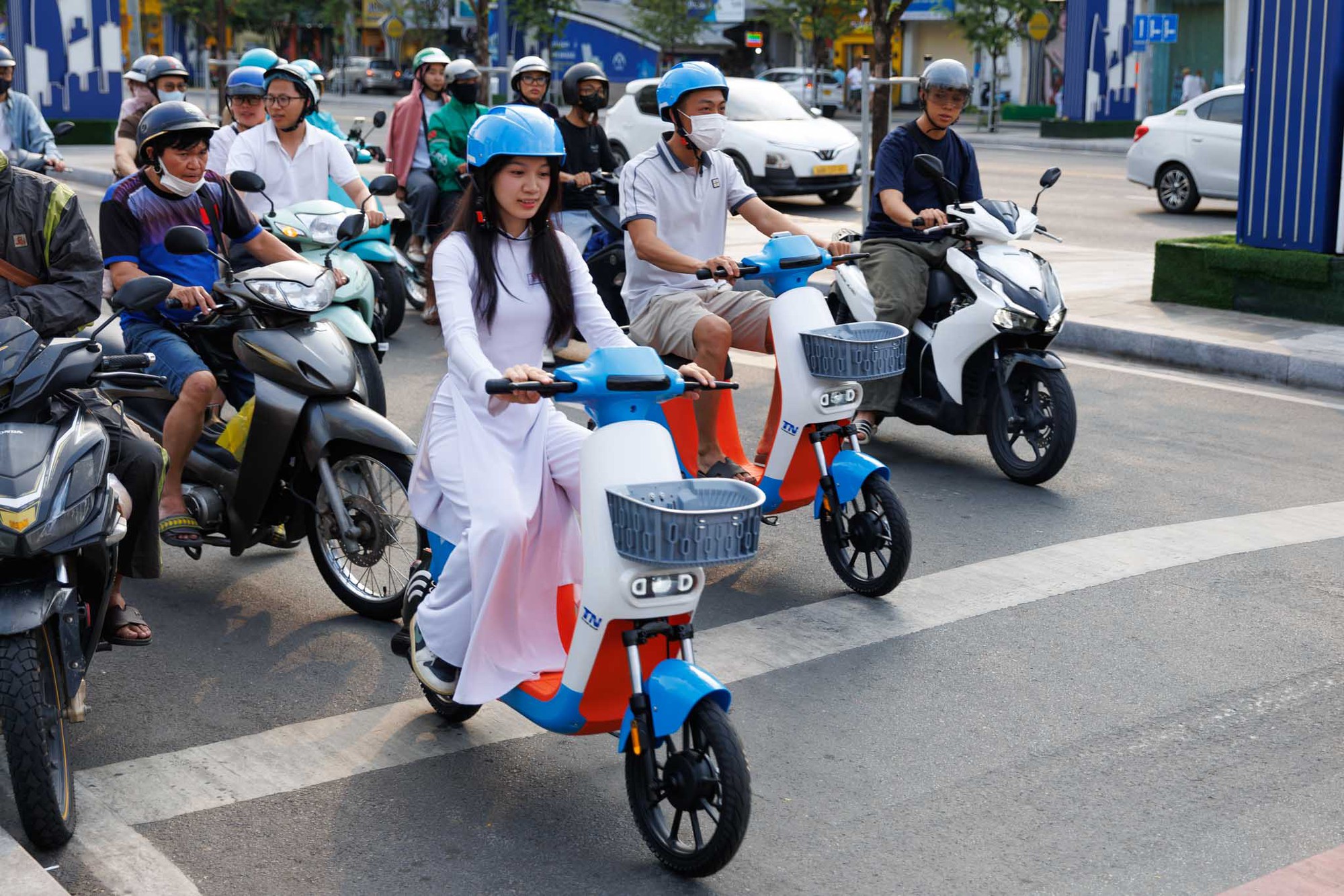 Một m&ocirc; h&igrave;nh giao th&ocirc;ng mới vừa xuất hiện ở TP.HCM, người d&acirc;n h&agrave;o hứng trải nghiệm trong ng&agrave;y đầu ra mắt- Ảnh 9.