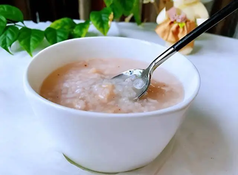 Người phụ nữ 55 tuổi ki&ecirc;n tr&igrave; ăn 2 bữa mỗi ng&agrave;y, 1 năm sau kh&aacute;m sức khỏe nhận về 3 thay đổi- Ảnh 1.