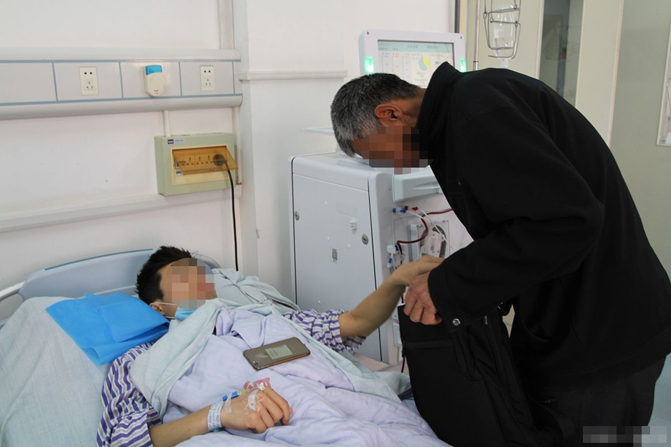 Chàng trai 20 tuổi đã phải chạy thận nhân tạo vì bỏ qua 1 dấu hiệu xuất hiện từ 1 năm trước- Ảnh 1. Chàng trai 20 tuổi đã phải chạy thận nhân tạo vì bỏ qua 1 dấu hiệu xuất hiện từ 1 năm trước- Ảnh 1.