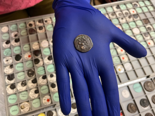 Dùng cổ vật hơn 2.000 năm trả tiền vé xe bus mà không hay- Ảnh 1. Dùng cổ vật hơn 2.000 năm trả tiền vé xe bus mà không hay- Ảnh 1.