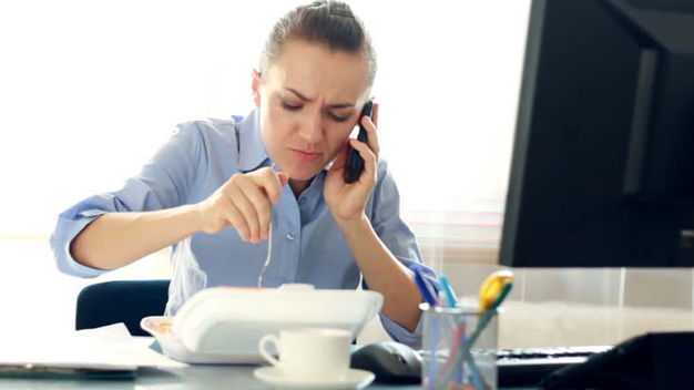 Những th&oacute;i quen sinh hoạt h&agrave;ng ng&agrave;y nhiều người mắc phải, g&acirc;y tho&aacute;i h&oacute;a khớp gối sớm- Ảnh 1.