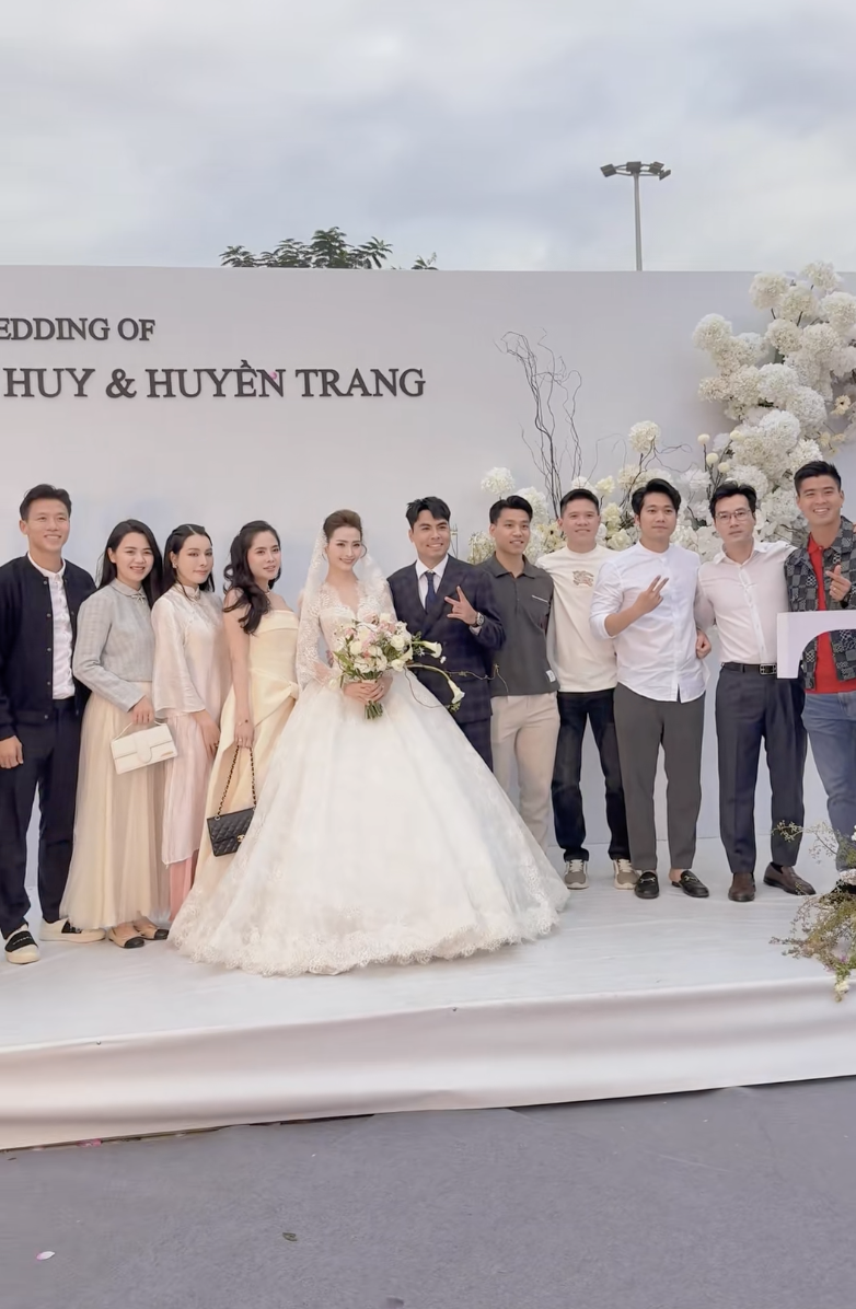 "Cam thường" b&oacute;c nhan sắc thật bạn g&aacute;i "tr&acirc;m anh thế phiệt" của Vũ Văn Thanh, đứng cạnh Hoa kh&ocirc;i đại học Vinh c&agrave;ng lộ r&otilde; kh&aacute;c biệt- Ảnh 1.