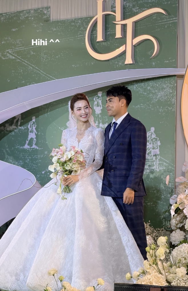 MC Huyền Trang Mù Tạt tiết lộ sụt 5kg vì lo cho đám cưới với Đức Huy, loạt khoảnh khắc trên lễ đường gây sốt- Ảnh 3. MC Huyền Trang Mù Tạt tiết lộ sụt 5kg vì lo cho đám cưới với Đức Huy, loạt khoảnh khắc trên lễ đường gây sốt- Ảnh 3.