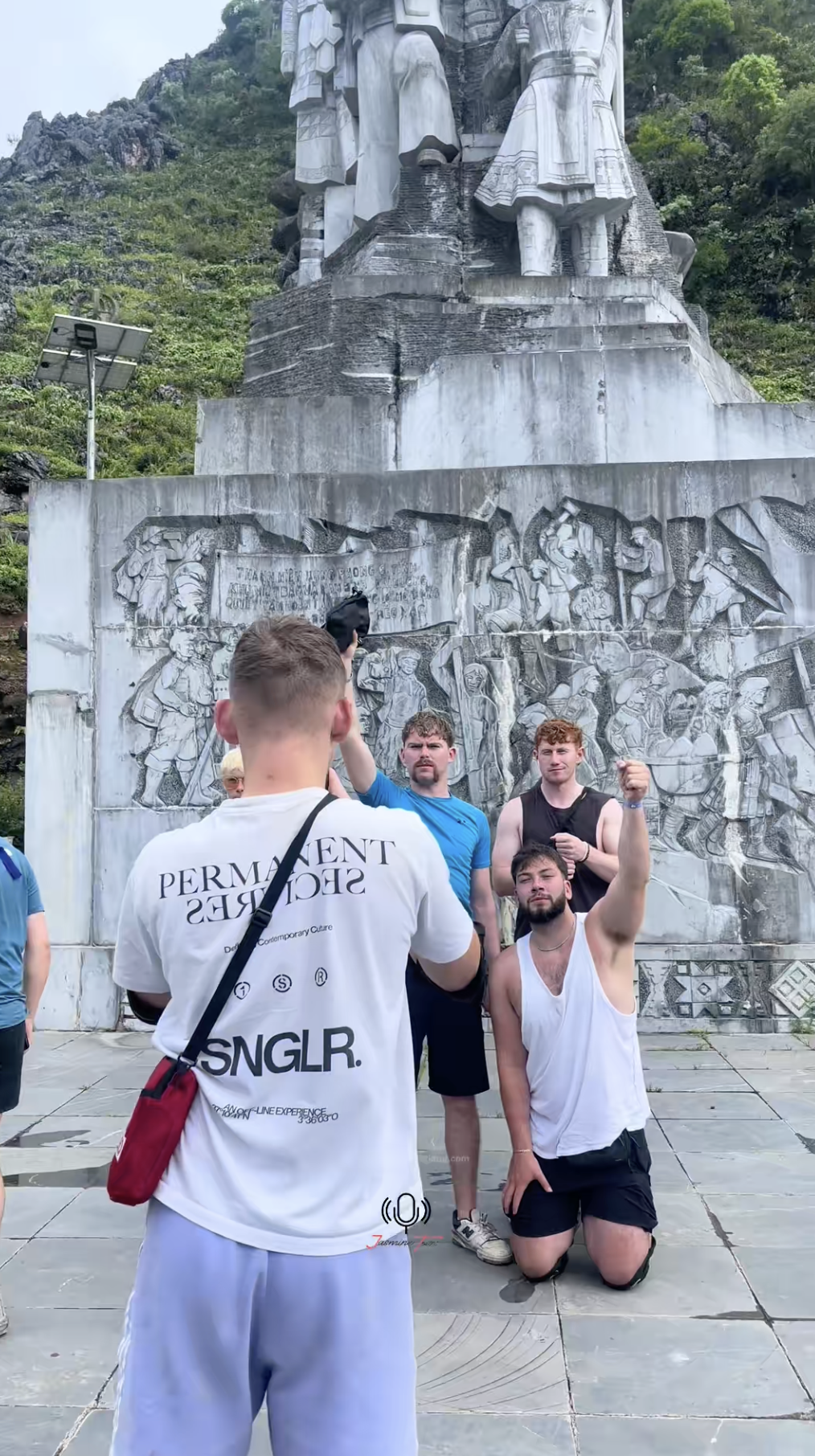 Kh&aacute;ch T&acirc;y đồng loạt quỳ gối trước tượng đ&agrave;i ở H&agrave; Giang khiến người bản địa phải ngả mũ- Ảnh 1.