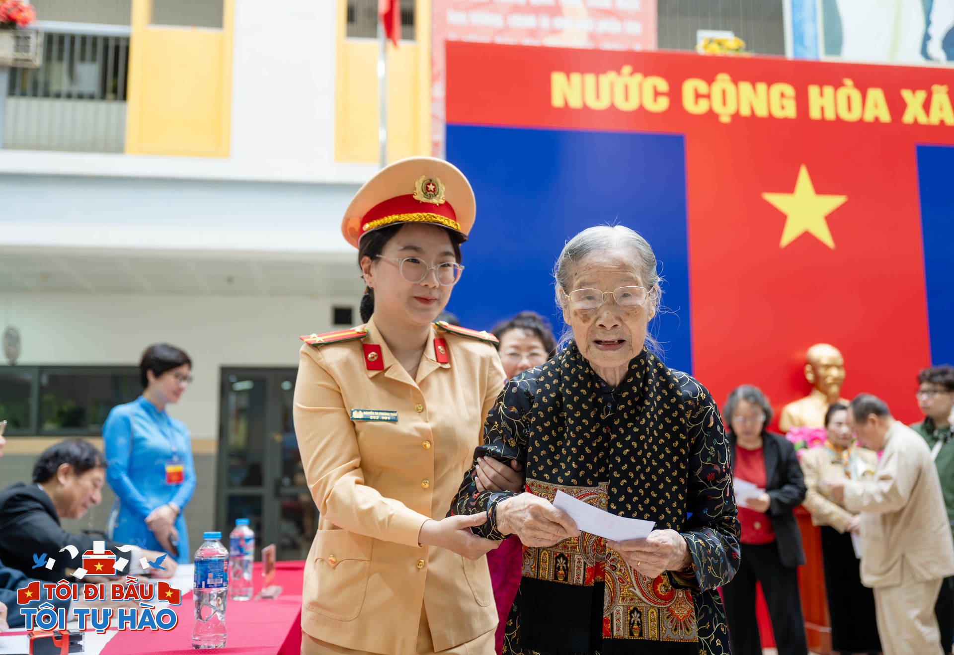 Những lá phiếu đi qua thế kỷ: "Tôi dậy từ 3 giờ sáng, lấy thẻ cử tri ra, vuốt lại cho phẳng"- Ảnh 7. Những lá phiếu đi qua thế kỷ: "Tôi dậy từ 3 giờ sáng, lấy thẻ cử tri ra, vuốt lại cho phẳng"- Ảnh 7.