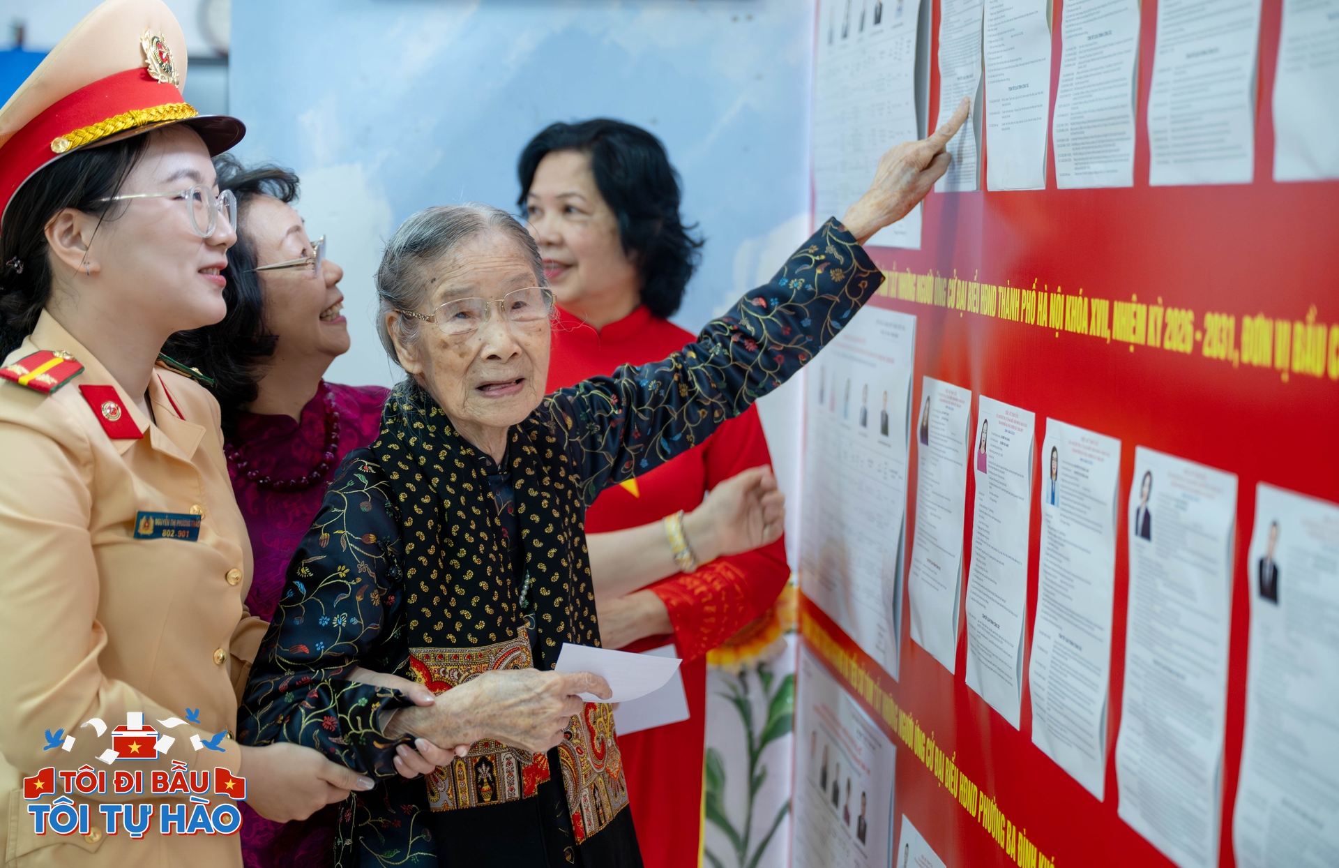 Những lá phiếu đi qua thế kỷ: "Tôi dậy từ 3 giờ sáng, lấy thẻ cử tri ra, vuốt lại cho phẳng"- Ảnh 5. Những lá phiếu đi qua thế kỷ: "Tôi dậy từ 3 giờ sáng, lấy thẻ cử tri ra, vuốt lại cho phẳng"- Ảnh 5.