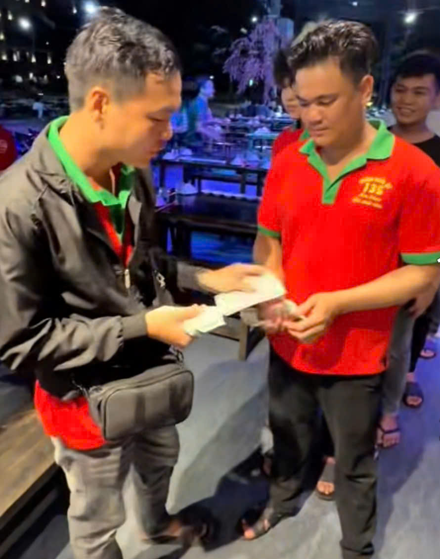 Nam nhân viên trúng độc đắc 18 tỉ đồng tiếp tục gây bất ngờ khi tặng ô tô cho em gái chủ quán- Ảnh 2. Nam nhân viên trúng độc đắc 18 tỉ đồng tiếp tục gây bất ngờ khi tặng ô tô cho em gái chủ quán- Ảnh 2.