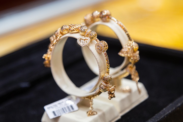 Gi&aacute; v&agrave;ng h&ocirc;m nay 15/3: USD mạnh l&ecirc;n, v&agrave;ng lao dốc- Ảnh 1.