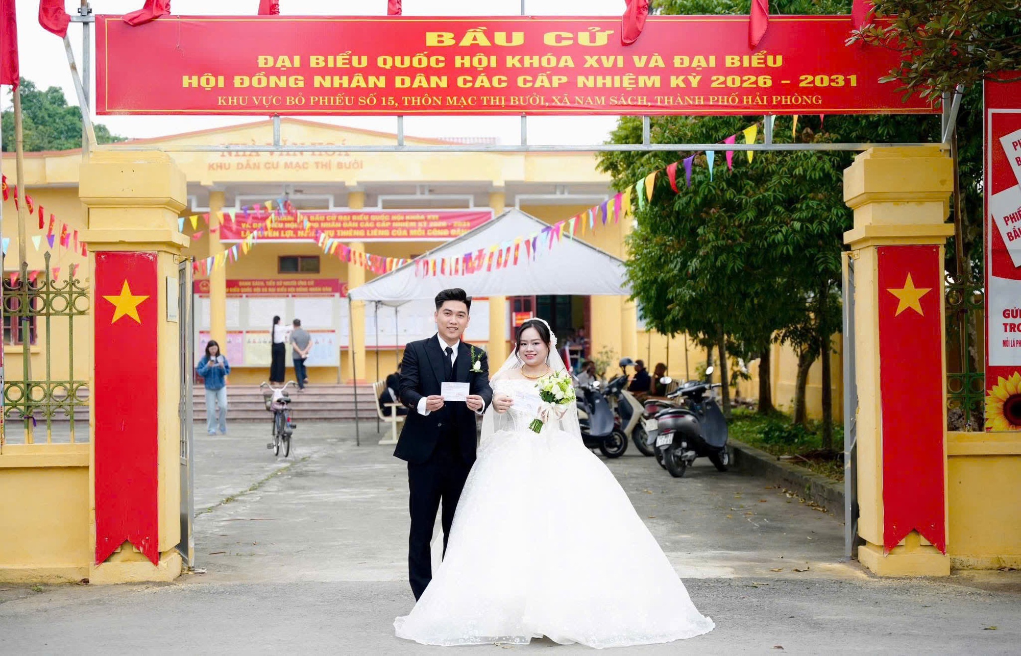 C&ocirc; d&acirc;u, ch&uacute; rể mặc &aacute;o cưới đi bầu cử- Ảnh 1.