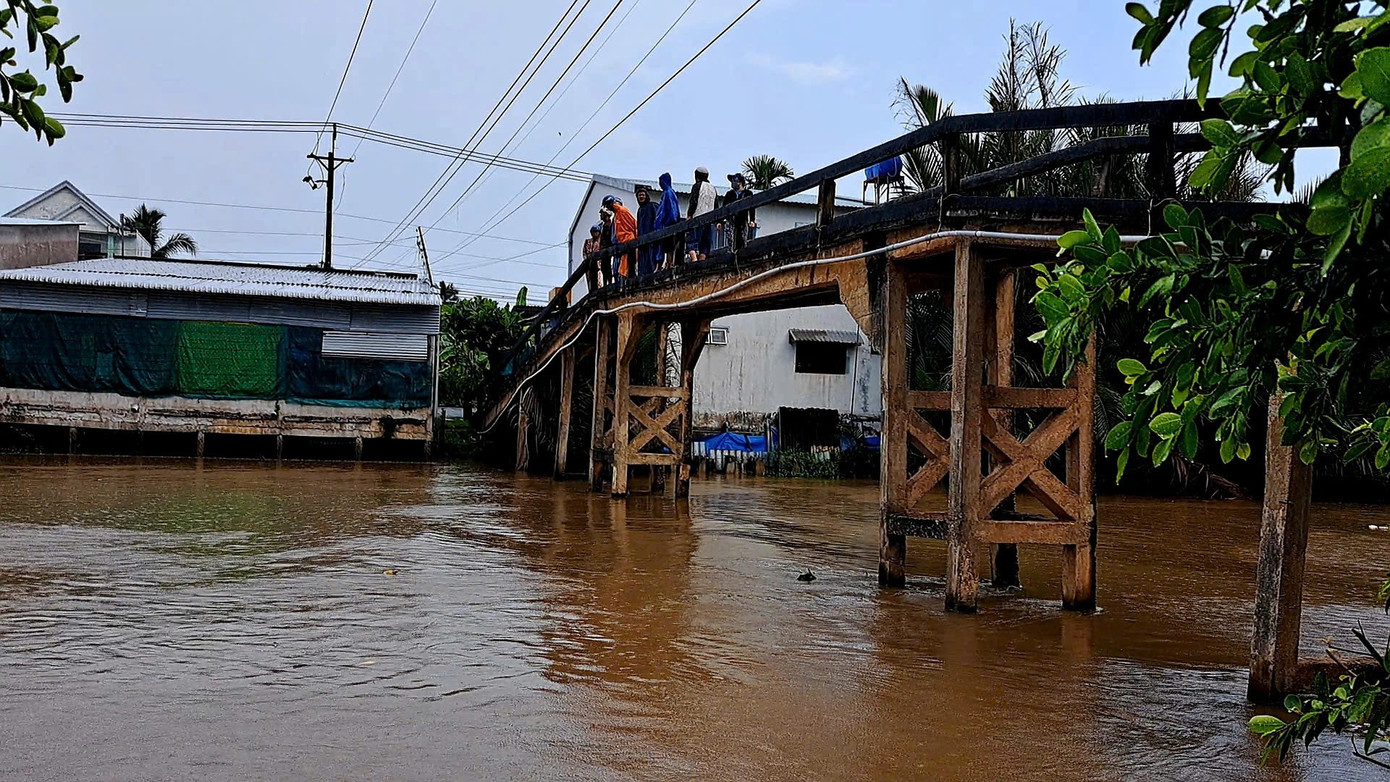 Truy t&igrave;m người đ&agrave;n &ocirc;ng bỏ lại xe m&aacute;y rồi nhảy cầu tại Đồng Th&aacute;p- Ảnh 1.