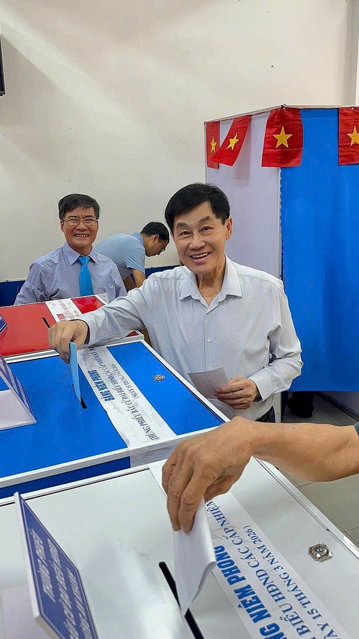 Tỷ ph&uacute; Johnathan Hạnh Nguyễn: &ldquo;T&ocirc;i từng cầm hộ chiếu nhiều quốc gia, nhưng chỉ l&aacute; phiếu bầu cử ở Việt Nam mới khiến tay t&ocirc;i run&hellip;&rdquo;- Ảnh 4.