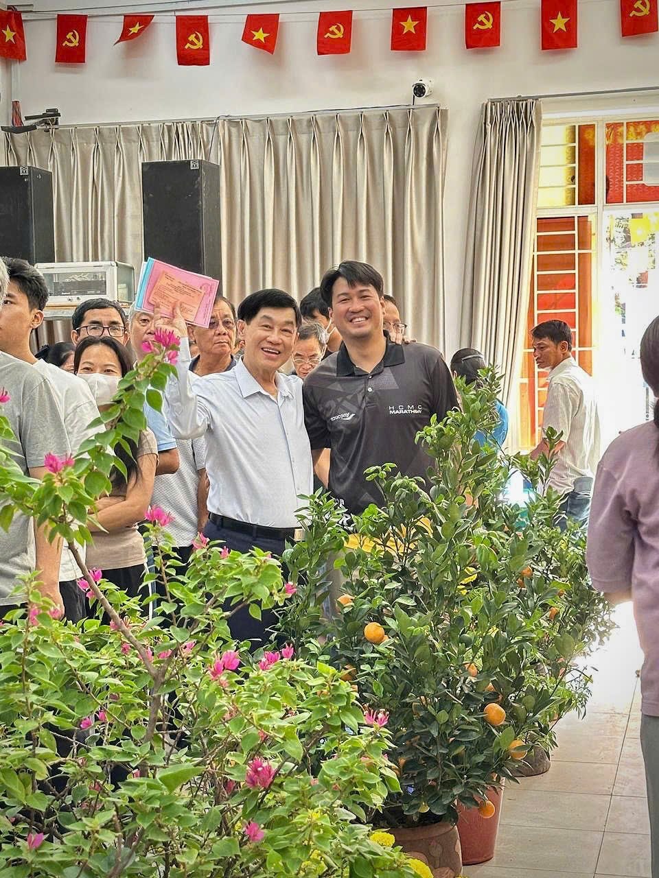 Tỷ ph&uacute; Johnathan Hạnh Nguyễn: &ldquo;T&ocirc;i từng cầm hộ chiếu nhiều quốc gia, nhưng chỉ l&aacute; phiếu bầu cử ở Việt Nam mới khiến tay t&ocirc;i run&hellip;&rdquo;- Ảnh 3.