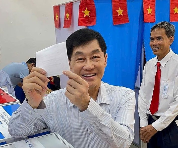 Tỷ ph&uacute; Johnathan Hạnh Nguyễn: &ldquo;T&ocirc;i từng cầm hộ chiếu nhiều quốc gia, nhưng chỉ l&aacute; phiếu bầu cử ở Việt Nam mới khiến tay t&ocirc;i run&hellip;&rdquo;- Ảnh 1.