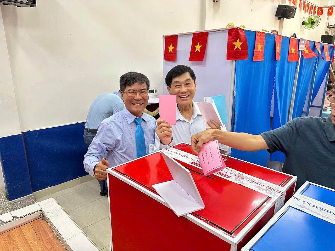 Tỷ ph&uacute; Johnathan Hạnh Nguyễn: &ldquo;T&ocirc;i từng cầm hộ chiếu nhiều quốc gia, nhưng chỉ l&aacute; phiếu bầu cử ở Việt Nam mới khiến tay t&ocirc;i run&hellip;&rdquo;- Ảnh 2.