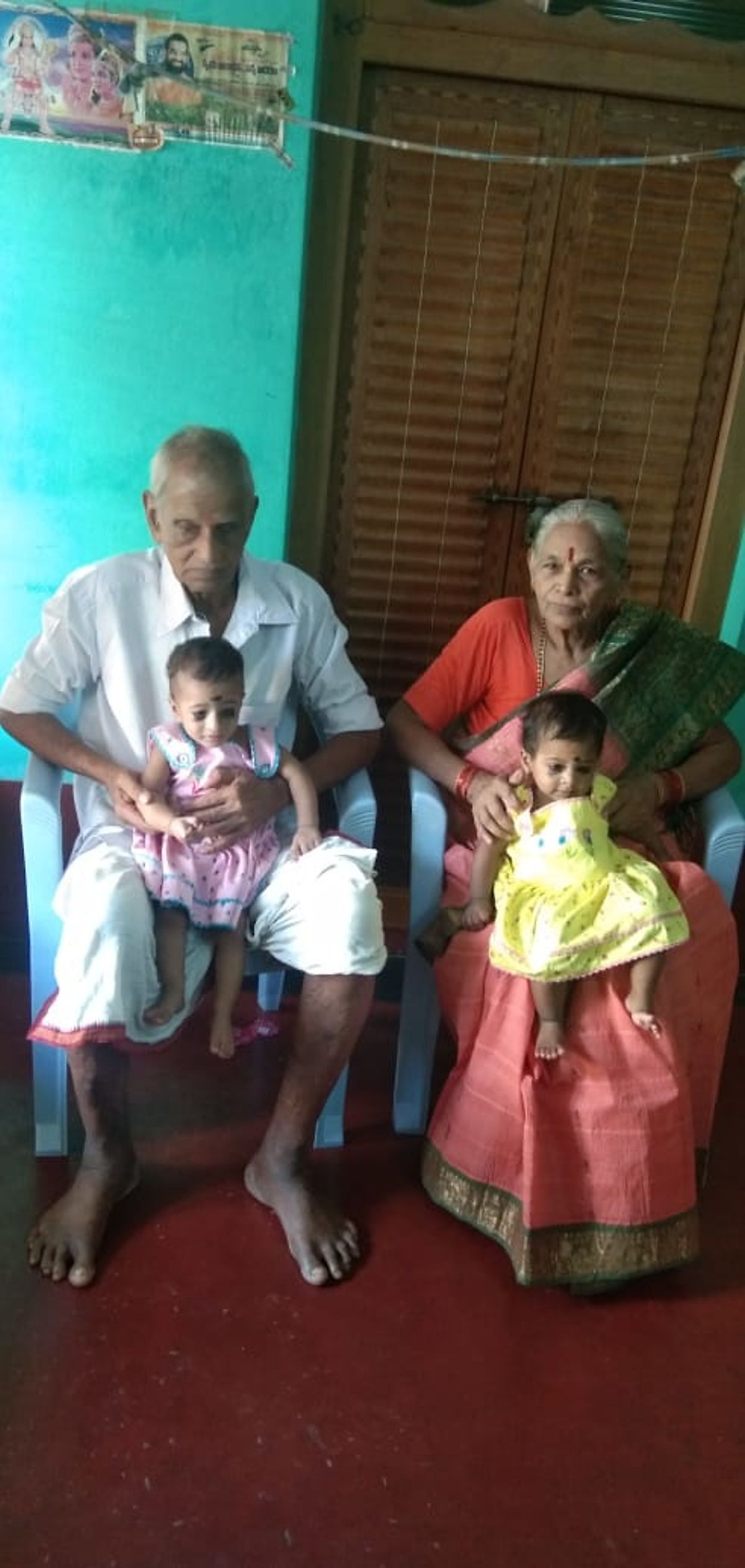 Cụ b&agrave; 74 tuổi sinh đ&ocirc;i 2 b&eacute; g&aacute;i với chồng 82 tuổi- Ảnh 2.