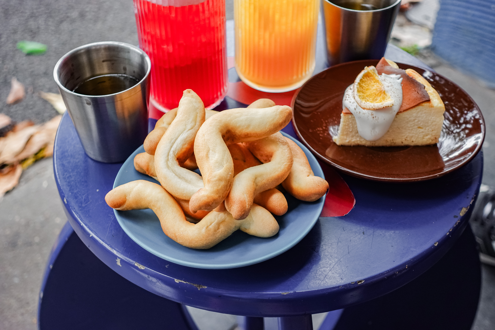 Kh&aacute;ch xếp h&agrave;ng như mua v&agrave;ng, loại b&aacute;nh m&igrave; "oằn t&agrave; l&agrave; vằn" ở Hải Ph&ograve;ng c&oacute; g&igrave; m&agrave; hot đến vậy?- Ảnh 1.