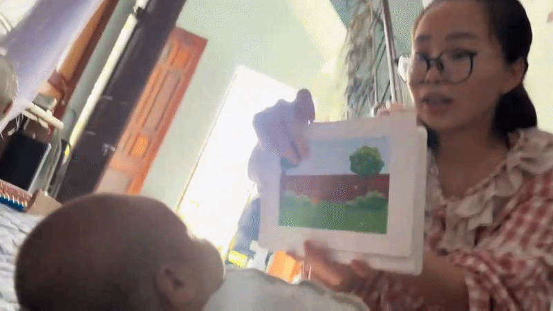 Clip mẹ bỉm li&ecirc;n tục l&agrave;m h&agrave;nh động lạ trước mặt con mới sinh h&uacute;t 10 triệu lượt xem: Nh&igrave;n rất v&ocirc; l&yacute; nhưng kết quả rất đỉnh?- Ảnh 1.