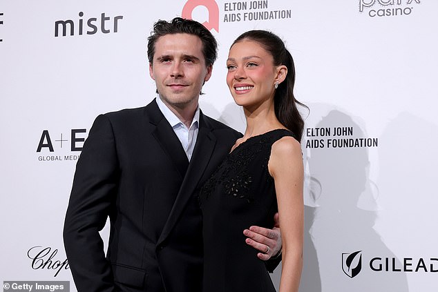 "C&uacute; t&aacute;t" tinh thần cho Victoria Beckham, con trai cả "ng&oacute; lơ" mẹ đẻ, t&igrave;nh tứ b&ecirc;n vợ tỷ ph&uacute; đi dự tiệc xem Oscar- Ảnh 1.