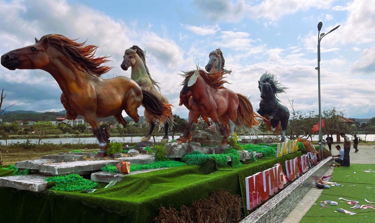 Hoàn cảnh của 2 cháu nhỏ đập phá mô hình "Mã đáo thành công" 400 triệu đồng, trưởng thôn tiết lộ bất ngờ- Ảnh 1. Hoàn cảnh của 2 cháu nhỏ đập phá mô hình