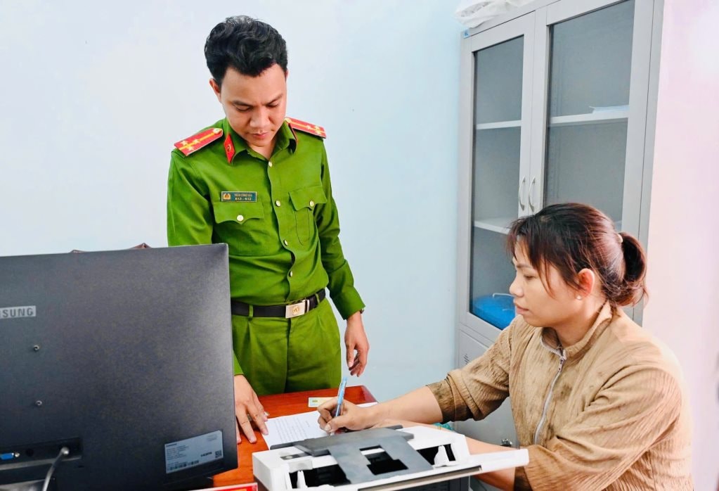 164 triệu đồng được chuyển v&agrave;o t&agrave;i khoản của người phụ nữ SN 1984 với t&ecirc;n lạ: Chưa đầy 24h, c&ocirc;ng an, ng&acirc;n h&agrave;ng v&agrave;o cuộc r&agrave; so&aacute;t giao dịch- Ảnh 1.