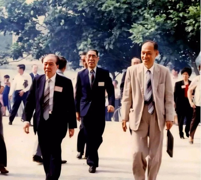 &Ocirc;ng l&atilde;o U100 c&oacute; sản t&agrave;i 1,2 triệu tỷ: Động lực l&agrave;m gi&agrave;u từ t&igrave;nh y&ecirc;u kh&ocirc;ng m&ocirc;n đăng hộ đối với c&ocirc; tiểu thư- Ảnh 3.