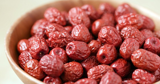 Kh&ocirc;ng phải collagen đắt tiền, 3 loại quả n&agrave;y c&oacute; đầy ở chợ Việt nhưng cực tốt cho phụ nữ: Ăn đều gi&uacute;p bổ kh&iacute; huyết, da hồng h&agrave;o- Ảnh 4.